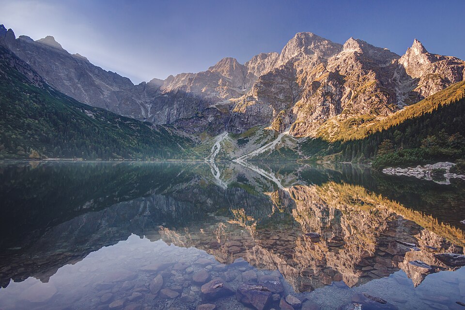 Morskie Oko o poranku i odbicie tatrzańskich szczytów