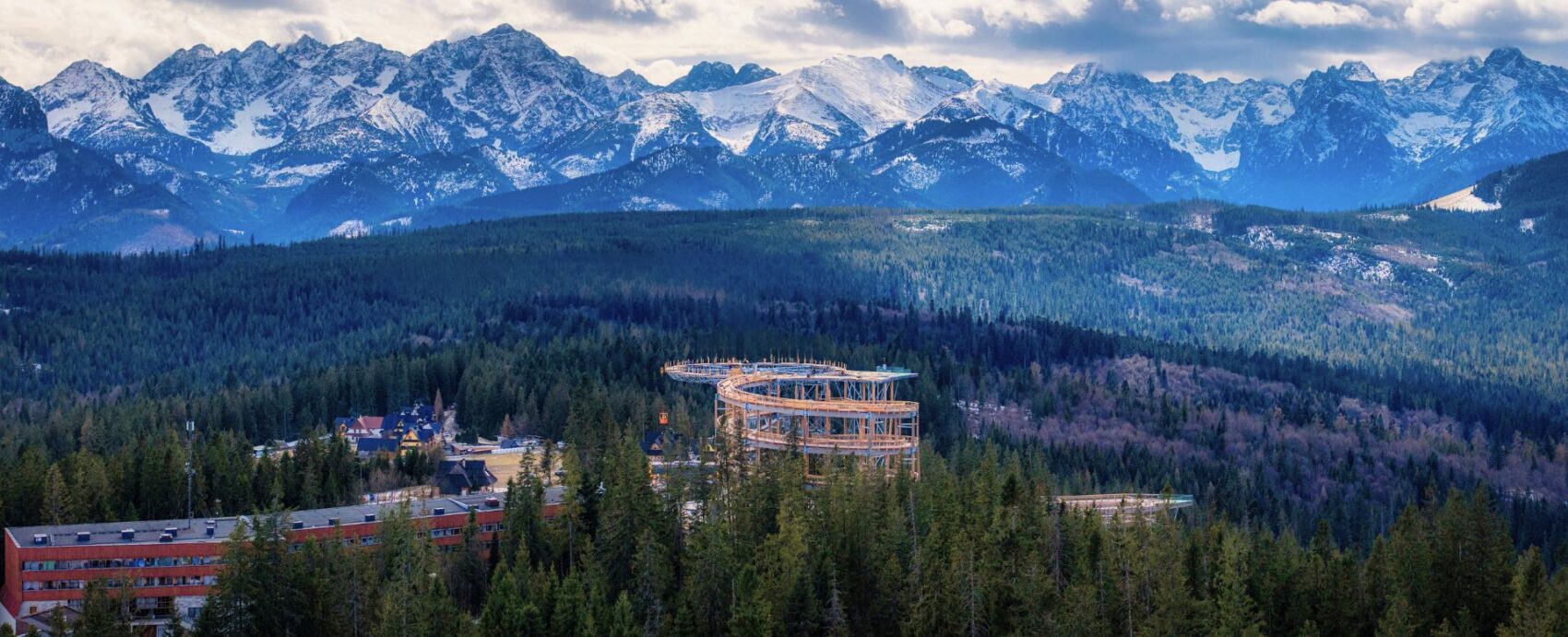 Konstrukcja Sky Walk Poronin na Polanie Zgorzelisko na tle panoramy Tatr